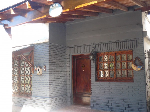 CASA DE CUATRO AMBIENTES CON COCHERA VENDE ACEPTA PERMUTA MENOR VALOR
