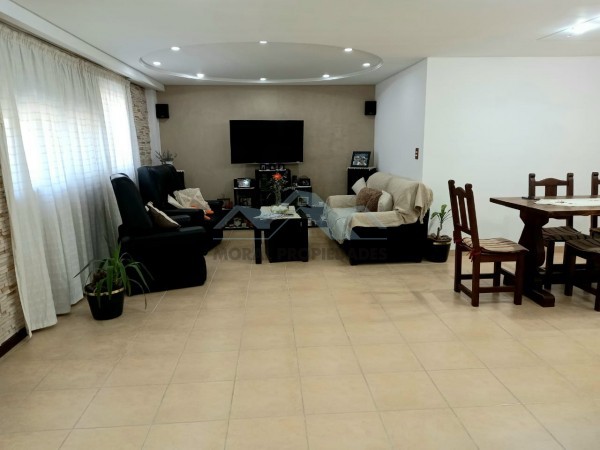 CASA EN DOS PLANTAS CON PILETA