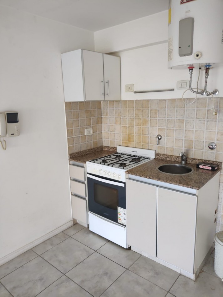 ALQUILO DOS AMBIENTES 3er. piso CASTELAR NORTE 