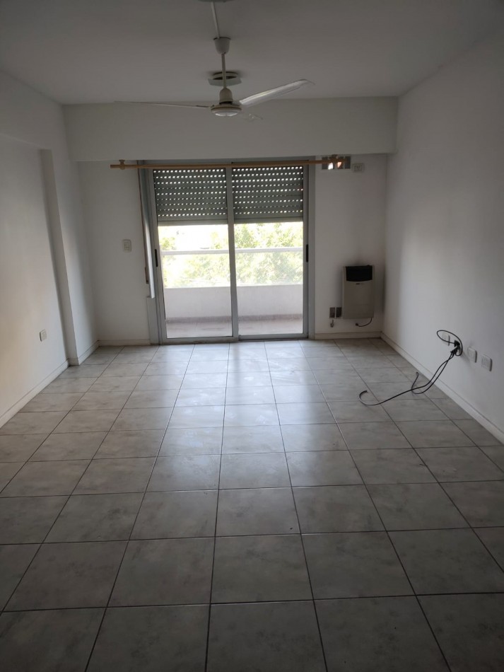 ALQUILO DOS AMBIENTES 3er. piso CASTELAR NORTE 