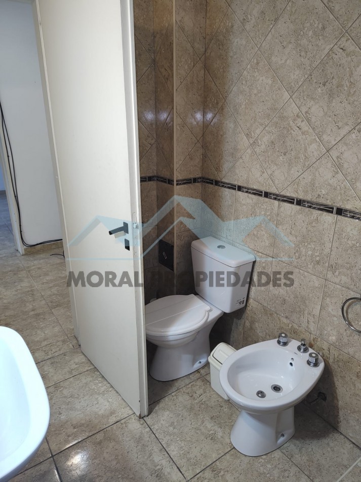 ALQUILO DOS AMBIENTES CON PATIO SEMI-CUBIERTO IMPECABLE 