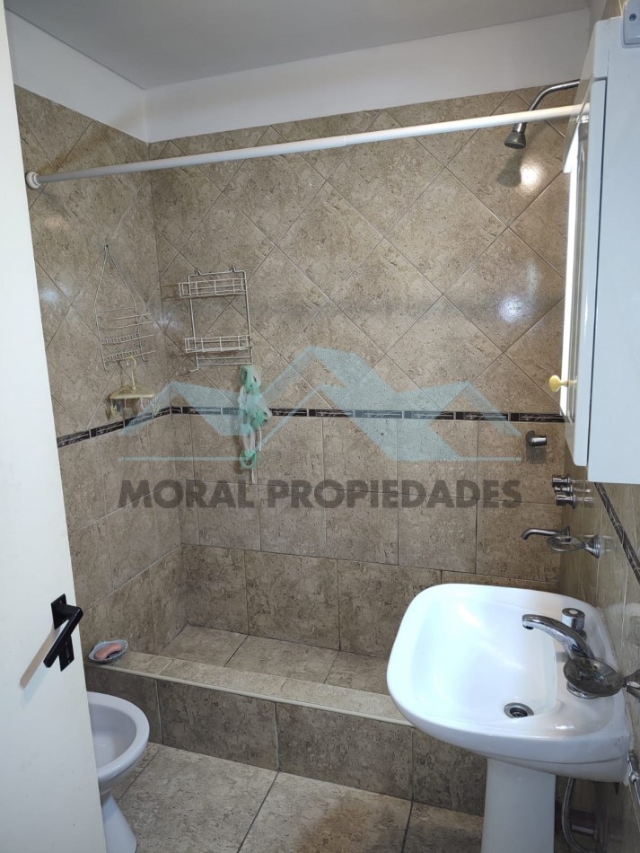 ALQUILO DOS AMBIENTES CON PATIO SEMI-CUBIERTO IMPECABLE 