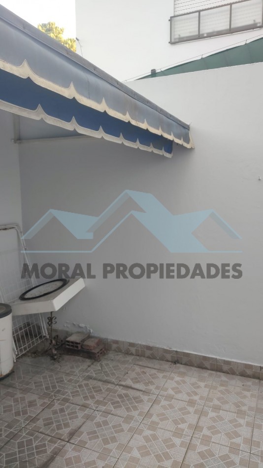 ALQUILO DOS AMBIENTES CON PATIO SEMI-CUBIERTO IMPECABLE 