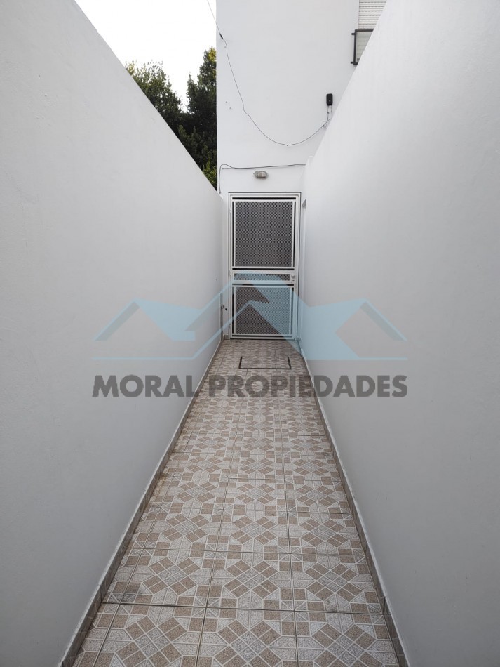 ALQUILO DOS AMBIENTES CON PATIO SEMI-CUBIERTO IMPECABLE 