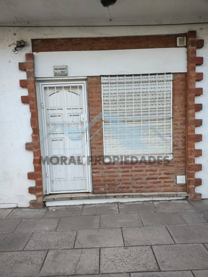 ALQUILO DOS AMBIENTES CON PATIO INMEJORABLE UBICACION